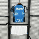 Kit Infantil Napoli Away II 2025/26 EA7 oficial, camisa branca com detalhes em azul e escudo do Napoli em destaque, shorts combinando, uniforme completo para crianças de 3 a 13 anos"