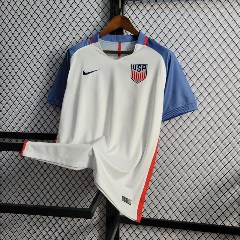 Camisa Estados Unidos Home I 2016/17 Nike Retrô Masculina branca, uniforme retrô da seleção EUA, escudo bordado no peito, detalhes em azul e vermelho, tecido leve e respirável."
camisa Estados Unidos 2016/17 retrô
camisa USA masculina retrô
camisa seleção EUA Nike
uniforme retrô de futebol EUA