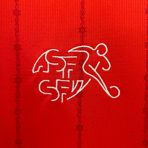 Camisa Suíça Home I 2024/25 Puma Torcedor Masculina, vermelha, com escudo da seleção suíça e logo Puma em destaque, feita em tecido leve e respirável, modelo masculino com caimento confortável, ideal para jogos e uso casual.”