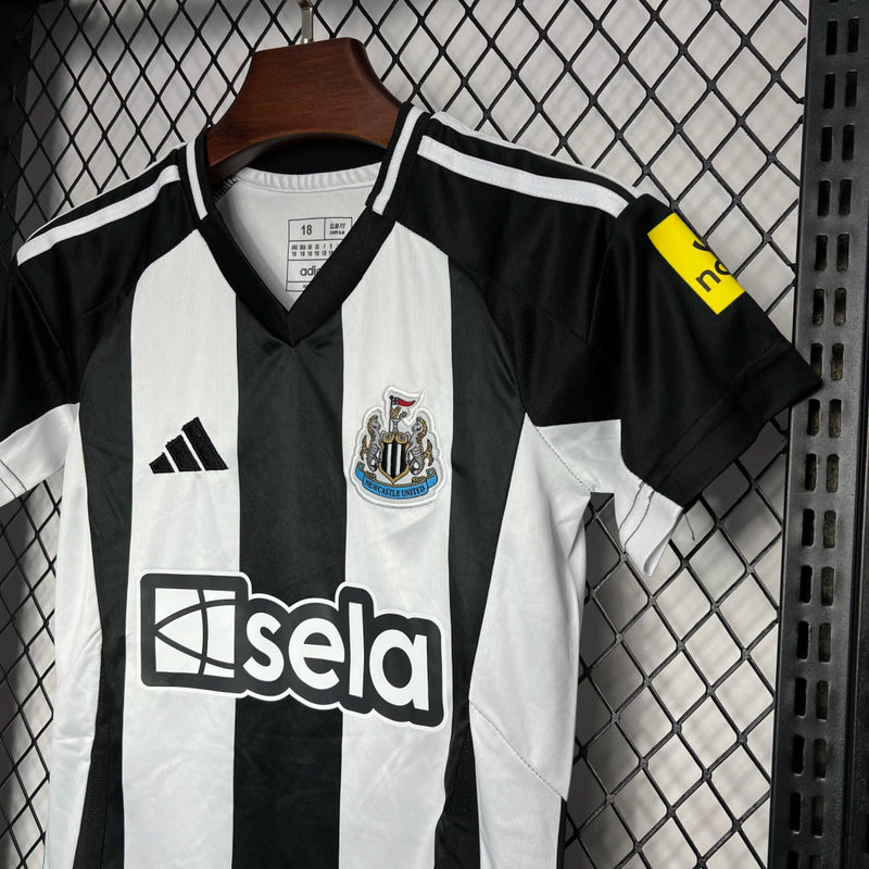Kit Infantil Newcastle United Home I 2024/25 Adidas - camisa e short infantil do Newcastle United, uniforme Home 2024/25 com listras preto e branco, ideal para pequenos torcedores
