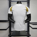 Camisa Al-Nassr Third 2024/25 Adidas Jogador Masculina em tecido AEROREADY, cor predominante azul com detalhes amarelos, escudo do clube em silicone no peito e logo Adidas estampado, modelo oficial usado pelos atletas em campo.