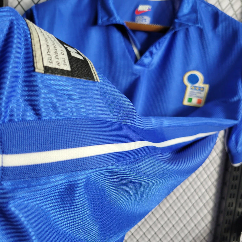 Camisa Itália Home I 1998/99 Nike Retrô masculina, azul, com escudo da seleção italiana no peito e logo Nike, feita em tecido leve e confortável, modelo retrô com caimento solto e tradicional, ideal para colecionadores e fãs de futebol histórico.