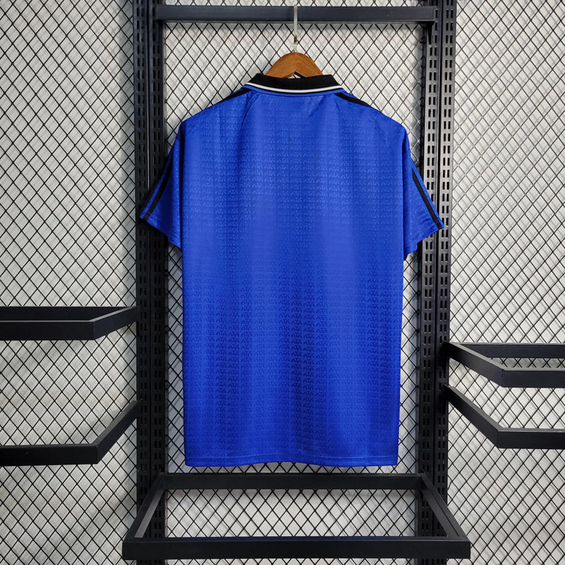 Camisa Argentina Away II 1994/95 Adidas Retrô Masculina azul com grafismos geométricos, escudo bordado da seleção e listras Adidas brancas nos ombros.
