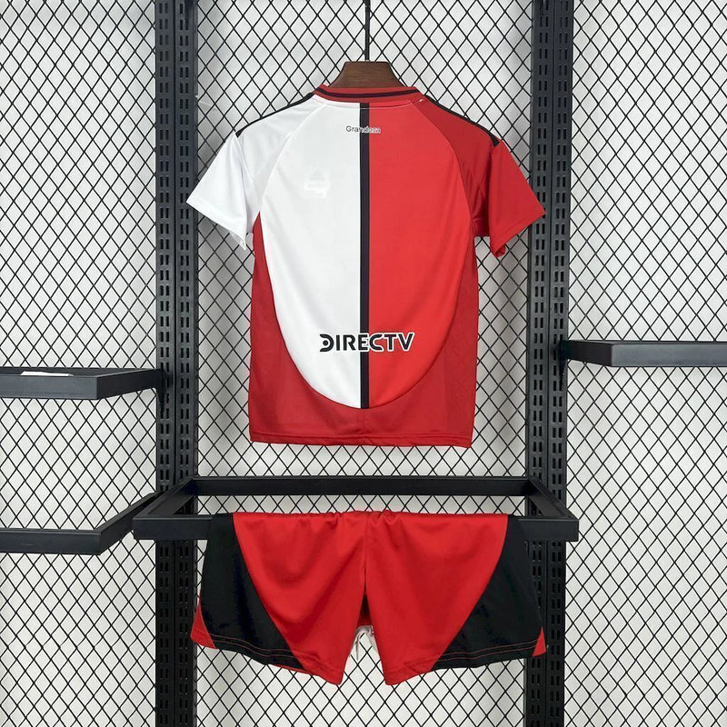 Texto alternativo para imagem:
Kit Infantil River Plate Third (3) 2024/25 Adidas com camisa vermelha e branca listrada, short branco, escudo do River Plate estampado e logo Adidas bordado, ideal para crianças torcedoras.

