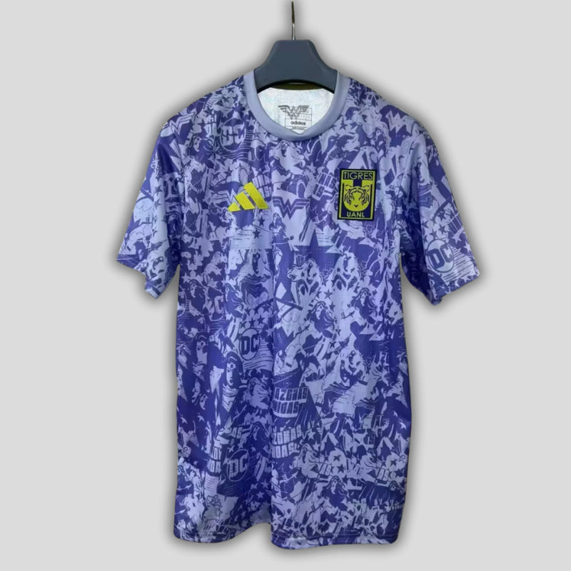 Camisa Tigres Pré-Jogo 2025/26 Adidas Torcedor Masculina Roxa, uniforme pré-jogo, futebol mexicano, escudo do Tigres UANL, conforto e estilo para torcedores"