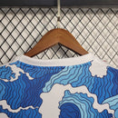 Camisa Japão Concept Waves 2023/24 Adidas Torcedor Masculina azul com design inspirado nas ondas japonesas ukiyo-e, uniforme da seleção japonesa de futebol com tecnologia AEROREADY. Curiosidade: o Japão possui mais de 29 mil km de litoral, e o mar sempre foi símbolo cultural do país.