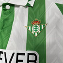 Kit Infantil Real Betis Home 2024/25 oficial com camisa listrada verde e branca e shorts, uniforme infantil completo para torcedores do Verdiblanco