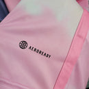 Camisa Japão Away II 2023/24 Adidas Torcedor Masculina na cor rosa, uniforme da seleção japonesa de futebol, modelo com tecnologia AEROREADY, leve, confortável e ideal para torcedores e colecionadores.