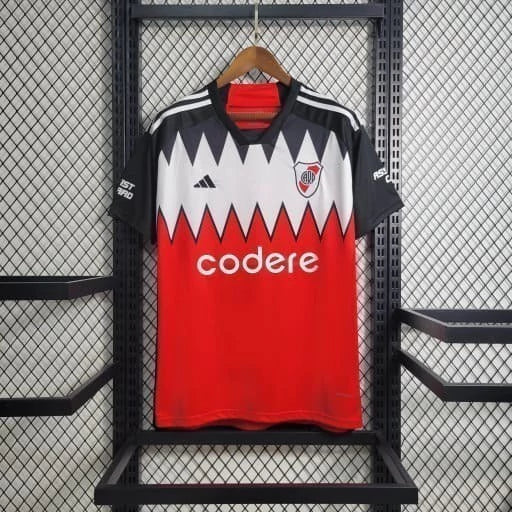 Texto alternativo para imagem:

"Camisa River Plate Away (2) 2023/24 Adidas Torcedor Masculina, modelo preto com faixas diagonais cinzas e detalhes em vermelho, escudo do River Plate bordado e logo Adidas, versão oficial licenciada."

