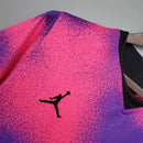 Camisa PSG Fourth IV 2020/21 Jordan Torcedor Masculina Rosa e Roxo, uniforme moderno do Paris Saint-Germain, design vibrante, conforto e estilo para torcedores apaixonados.”