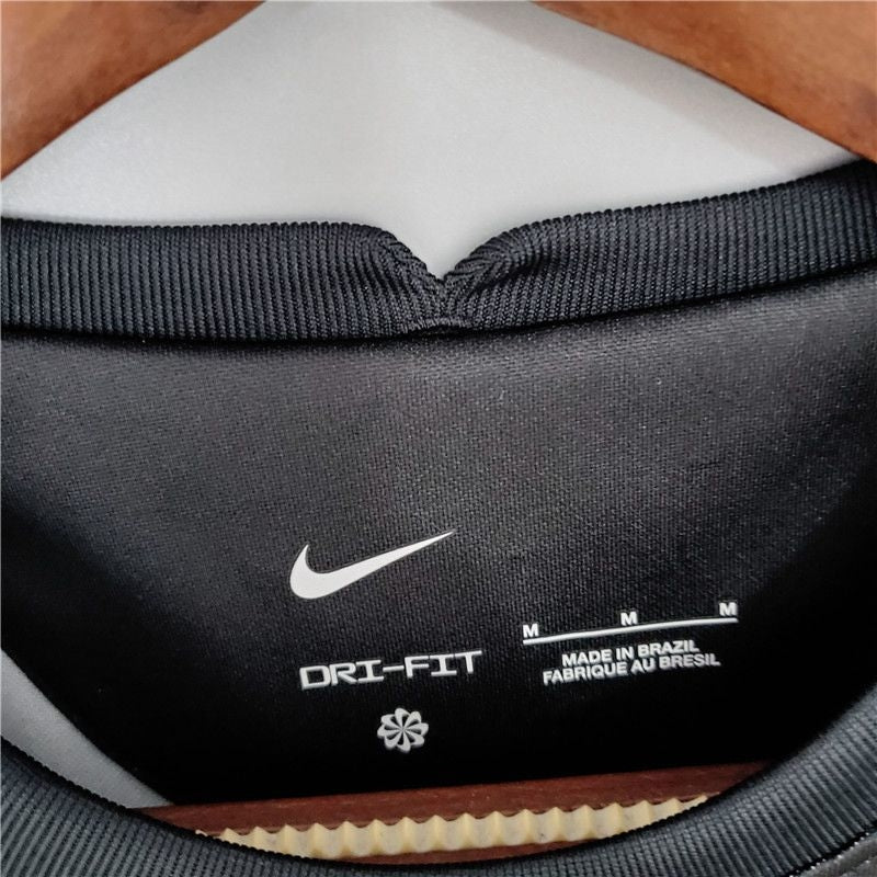 Camisa feminina do Corinthians Nike modelo away II 2921/2022, preta, com caimento ajustado e detalhes exclusivos para torcedores 