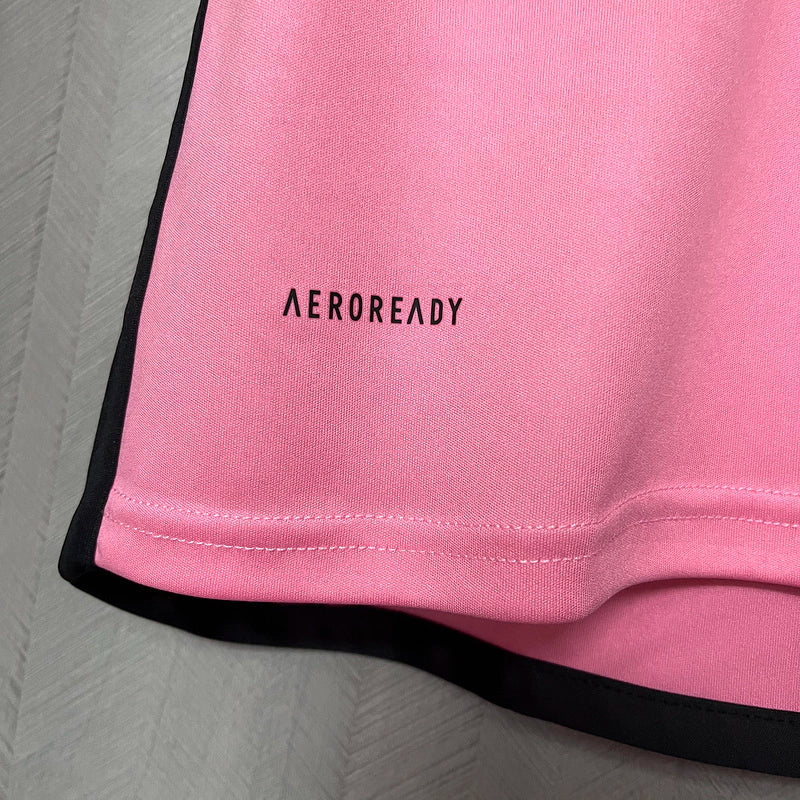 Camisa Inter Miami Home I 2024/25 Adidas masculina, rosa com detalhes em preto, design moderno para torcedores, tecido leve e respirável, perfeita para jogos e colecionadores."