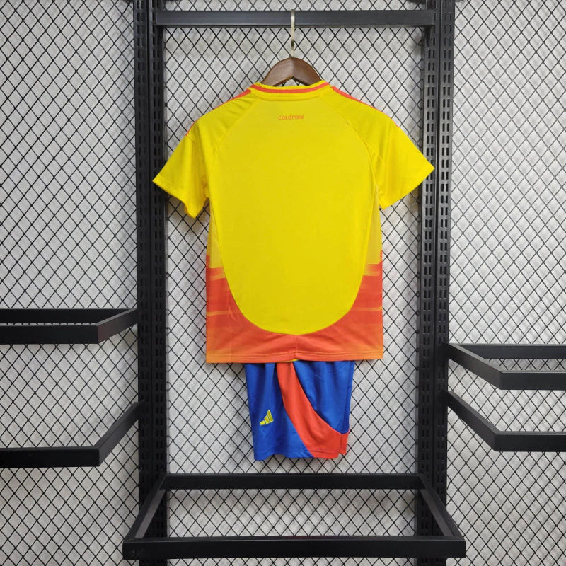 Kit Infantil Colômbia Home (1) 2024/25 Adidas oficial, camisa amarela com detalhes em azul e vermelho, escudo da FCF em destaque, shorts combinando, uniforme completo para crianças de 3 a 13 anos"