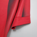 “Camisa Itália Goleiro 2006/07 Puma Retrô masculina, vermelha, com escudo da seleção italiana no peito e detalhes clássicos da temporada 2006/07, feita em tecido leve e confortável, ideal para colecionadores, fãs de futebol histórico e uso casual.”