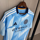 Camisa New York City FC Home I 2025/26 Adidas Torcedor Masculina Azul, uniforme MLS, escudo bordado, tecnologia AEROREADY, Waze Mix"