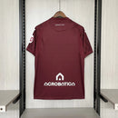 “Camisa Torino Home I 2024/25 Torcedor Masculina Vinho com detalhes brancos, escudo bordado e design clássico que representa a tradição do clube italiano.”
