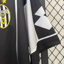 Camisa Juventus Away 2000/01 Lotto Retrô Masculina preta, com escudo bordado, gola em “V” branca e detalhes prateados clássicos