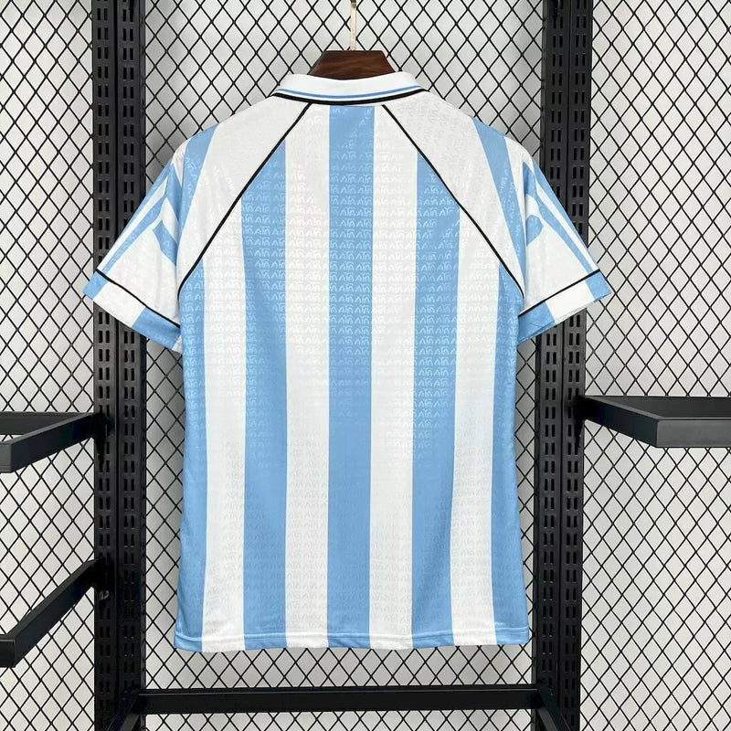 Camisa Argentina Home 1997/98 Adidas Retrô Masculina branca com listras azul-celeste, gola polo preta e escudo da AFA bordado, modelo histórico usado na preparação para a Copa do Mundo de 1998.