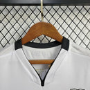 Camisa Santa Cruz Away (2) 2024/25 Torcedora Feminina branca com detalhes em vermelho e preto, modelo oficial disponível na Wazemix para as torcedoras corais."