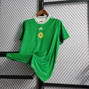 Camisa Irlanda do Norte Home I 2022/23 Adidas masculina verde com detalhes em branco e azul, gola careca, mangas curtas e tecido leve respirável para torcedores"