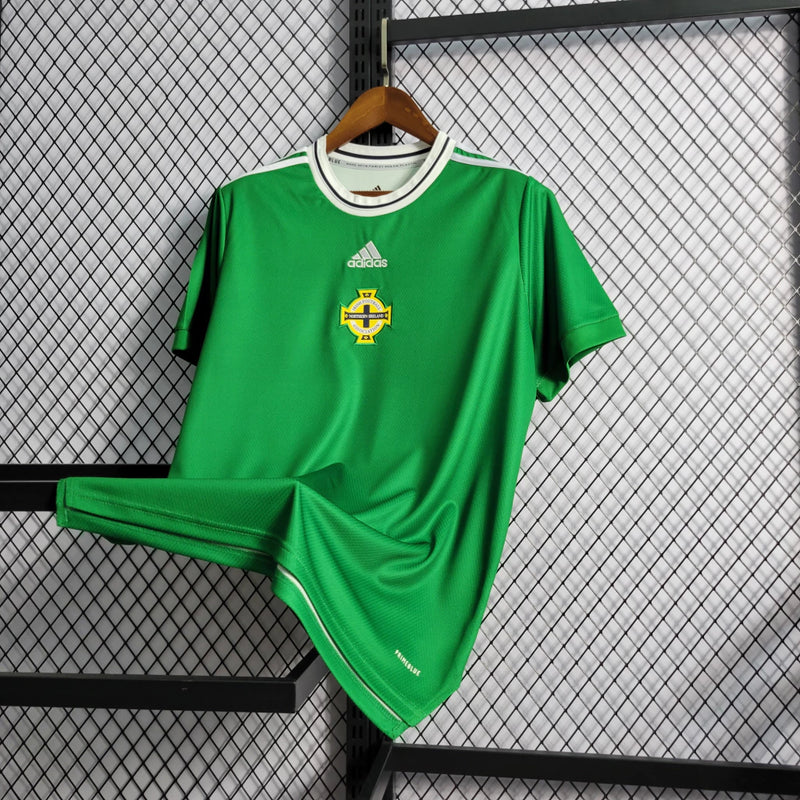 Camisa Irlanda do Norte Home I 2022/23 Adidas masculina verde com detalhes em branco e azul, gola careca, mangas curtas e tecido leve respirável para torcedores"