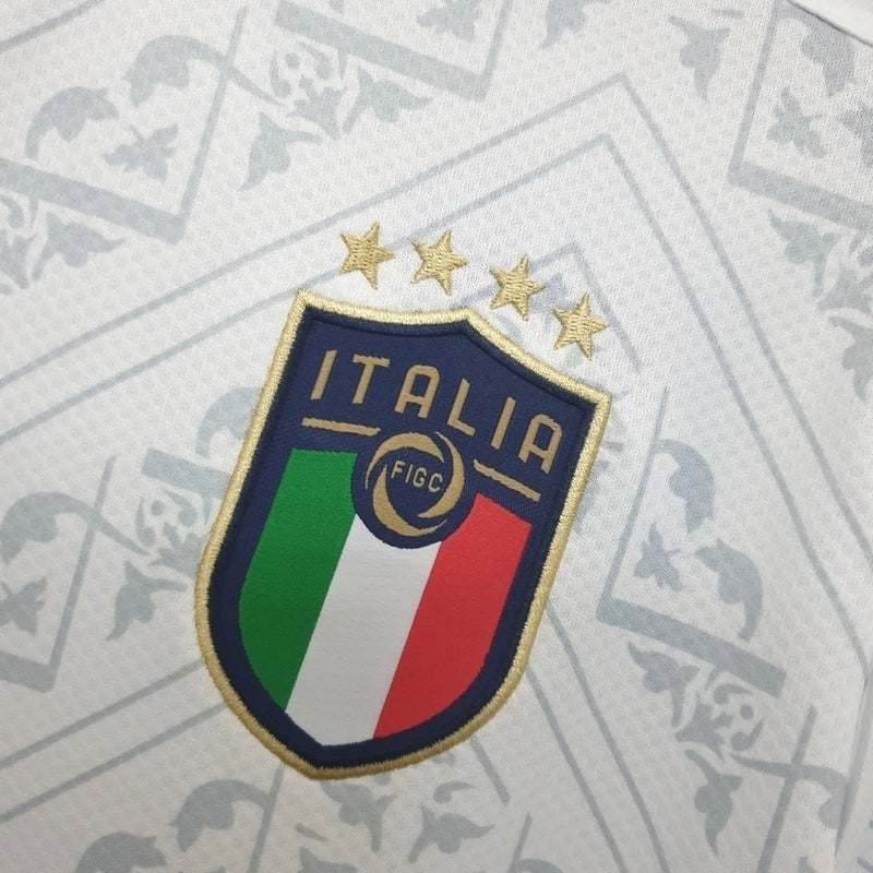 Camisa Itália Away II 2020/21 Puma Torcedor masculina, branca, com escudo da seleção italiana no peito e detalhes sutis da Puma, feita em tecido leve e respirável, modelo com caimento confortável, ideal para torcer, treinos leves e uso casual.”