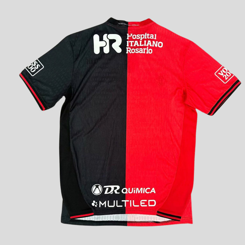 Camisa Newell’s Old Boys Home I 2025/26 Adidas Torcedor Masculina na cor vermelha, uniforme oficial de futebol argentino, confortável e ideal para torcedores e colecionadores.