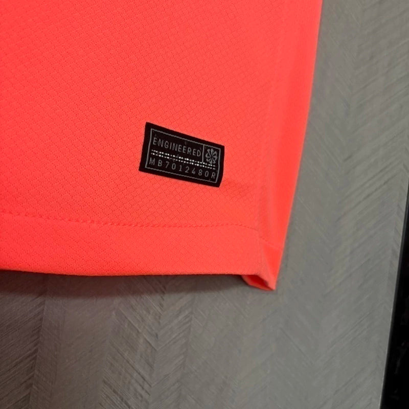 Camisa Barcelona Third III 2025/26 Nike Torcedor Masculina, uniforme oficial laranja com design moderno, disponível nos tamanhos P ao XGG para torcedores culés."