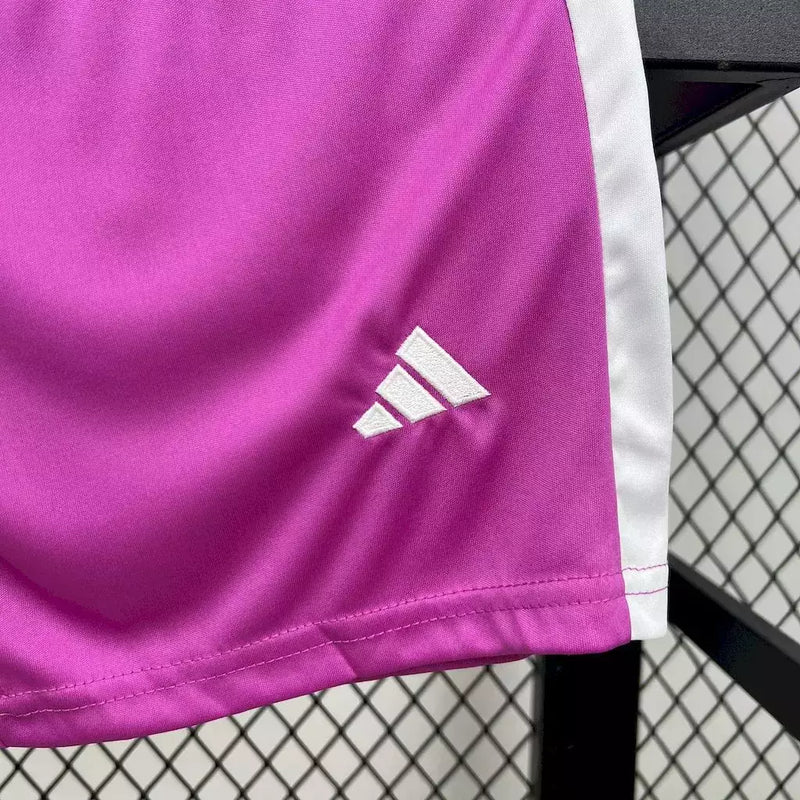 "Kit Infantil Real Madrid Goleiro 2025/26 Adidas, uniforme oficial com camisa e shorts, design moderno para pequenos goleiros, disponível dos 3-4 aos 12-13 anos."