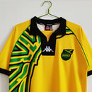 Camisa Jamaica Home I 1998/99 Kappa Retrô Masculina amarela – uniforme clássico da seleção jamaicana, modelo histórico da Copa do Mundo 1998 com detalhes verdes e pretos."