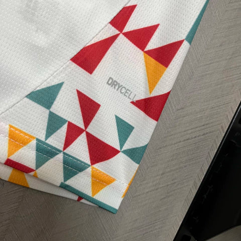 Camisa Palermo Third III 2024/25 Puma Torcedor Masculina branca com detalhes sutis em rosa e preto, escudo bordado no peito, logo Puma em destaque, gola redonda moderna e tecido respirável dryCELL, ideal para torcedores que valorizam estilo, conforto e tradição do clube italiano.