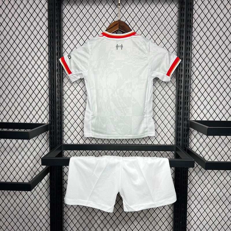 Kit Infantil Liverpool Third III 2024/25 Nike – uniforme oficial com camisa e short, modelo infantil, tecido leve e confortável, na cor da terceira camisa do Liverpool para a temporada 2024/25."