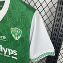 Camisa Saint-Étienne Home I 2025/26 Torcedor Masculina Verde com detalhes brancos, escudo do ASSE em destaque e tecido leve e respirável.”
