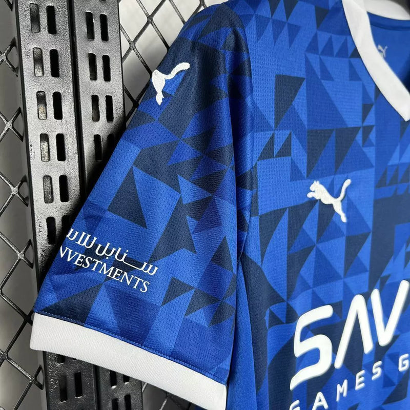 Camisa Al-Hilal Home I 2024/25 Masculina para torcedor, azul com detalhes em branco, modelo oficial do clube saudita, ideal para fãs e colecionadores."