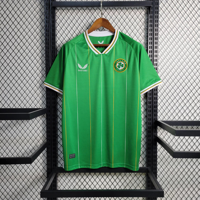 Camisa Irlanda Home I 2023/24 Castore masculina verde com detalhes em branco e laranja, gola careca, mangas curtas e tecido leve respirável para torcedores"