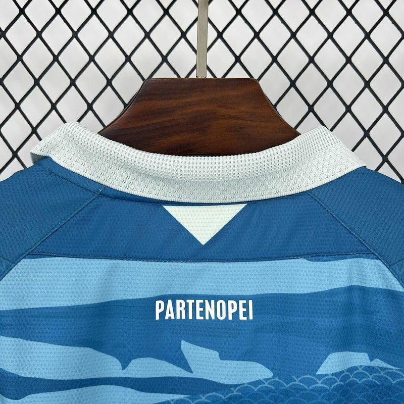 Camisa Napoli 2025/26 Edição Especial Torcedor Masculina - modelo azul com escudo estampado no peito, gola careca e design exclusivo da temporada, vista frontal.

