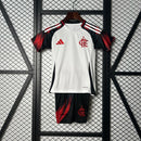 Kit Infantil Flamengo Away 2025/26 Adidas, camisa branca com detalhes em vermelho e preto, shorts e meias combinando, uniforme oficial para crianças torcedoras do Mengão."
