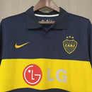 Camisa retrô Boca Juniors Home I 2009/10 Nike Masculina azul com faixa amarela no peito, modelo clássico para torcedores e colecionadores, confortável e resistente, perfeita para exibir a paixão pelo clube argentino.