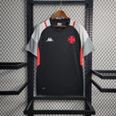 Camisa Vasco da Gama Treino 2023/24 Kappa Masculina, camiseta de treino preta com detalhes em branco e escudo do Vasco, tecido leve e respirável, ideal para treinos e uso casual"