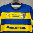 Camisa Parma Away II 2024/25 Puma Torcedor Masculina Azul com detalhes amarelos e brancos, escudo bordado e design moderno do clube italiano.”

