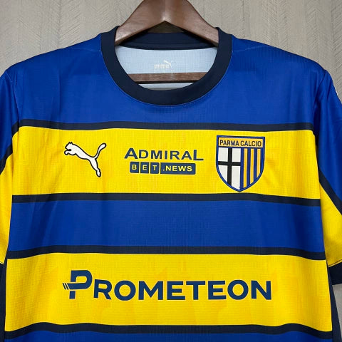 Camisa Parma Away II 2024/25 Puma Torcedor Masculina Azul com detalhes amarelos e brancos, escudo bordado e design moderno do clube italiano.”

