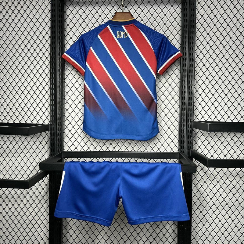 Kit Infantil Bahia Away (2) 2024/25 Esquadrão – uniforme completo com camisa branca de detalhes azuis e vermelhos, shorts e meião, tecido leve e confortável, ideal para pequenos torcedores do Tricolor de Aço."