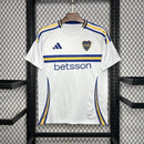 Texto alternativo para imagem:
Camisa Boca Juniors Away (2) 2024/25 Adidas Torcedor Masculina branca com detalhes em azul e amarelo, escudo bordado e tecido leve com tecnologia AEROREADY para alta respirabilidade.

