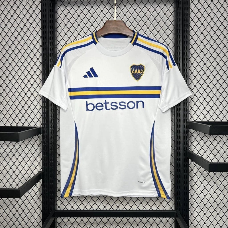 Texto alternativo para imagem:
Camisa Boca Juniors Away (2) 2024/25 Adidas Torcedor Masculina branca com detalhes em azul e amarelo, escudo bordado e tecido leve com tecnologia AEROREADY para alta respirabilidade.

