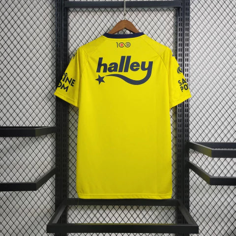"Camisa Fenerbahçe Away II 2023/24 Puma masculina em amarelo vibrante com escudo bordado e detalhes em grafite, tecido leve e respirável dryCELL, ideal para torcer e jogar futebol com conforto e estilo."