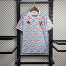 Texto alternativo para imagem:
Camisa River Plate Pré-Jogo 2024/25 Adidas Torcedor Masculina preta com detalhes gráficos em vermelho e branco, escudo do River Plate no peito e logo da Adidas estampado, modelo oficial para aquecimento dos jogadores.

