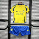 Kit Infantil Al-Nassr Home I 2024/25 Adidas com camisa e short, tecido leve e respirável, ideal para pequenos torcedores do clube saudita com estilo e conforto."