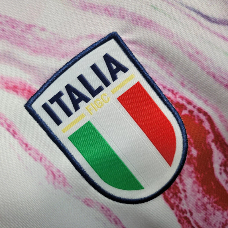 Camisa Itália Pré-Jogo 2023/24 Adidas Torcedor masculina, branca, com escudo da seleção italiana no peito e três listras Adidas nos ombros, feita em tecido leve e respirável, modelo com caimento torcedor mais solto e confortável, ideal para torcer antes das partidas com estilo e autenticidade.”