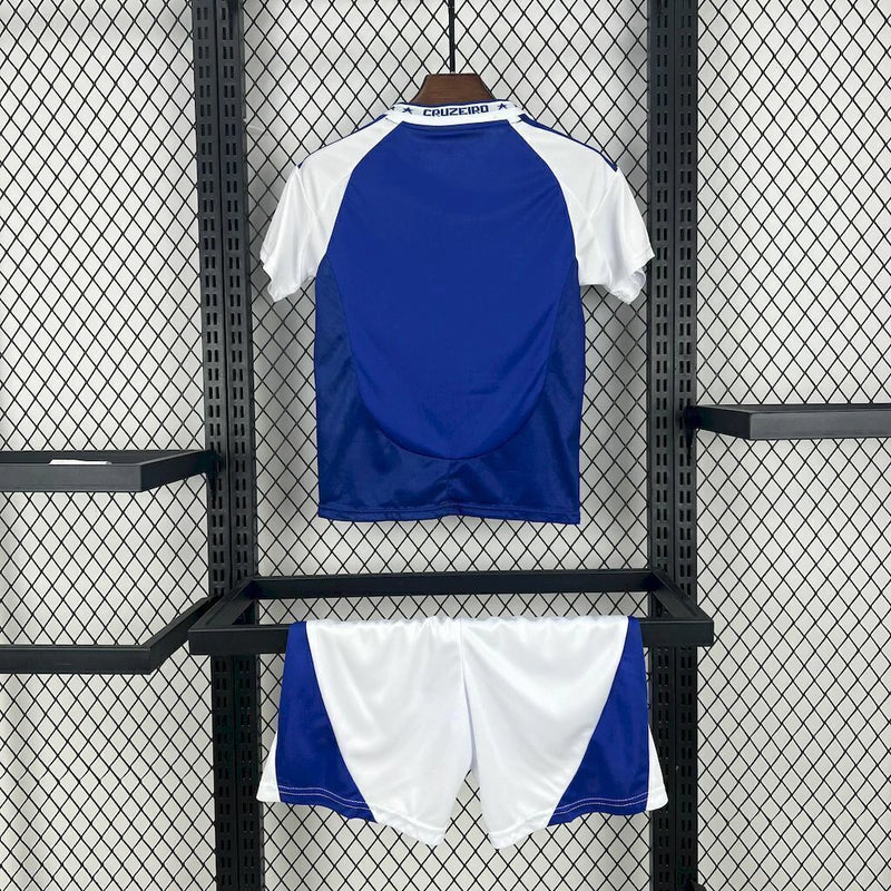 Kit Infantil Cruzeiro Home 2025/26 Adidas completo com camisa azul oficial, shorts e meias combinando, escudo bordado do Cruzeiro e logo Adidas, ideal para crianças de 3 a 13 anos, conforto e estilo torcedor mirim"
