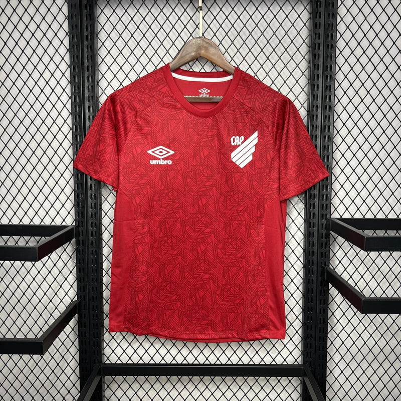 Camisa Athletico Paranaense Treino 2024/25 Umbro Torcedor Masculina com escudo oficial bordado e logo Umbro estampado, modelo masculino em tecido respirável para treino e uso casual.